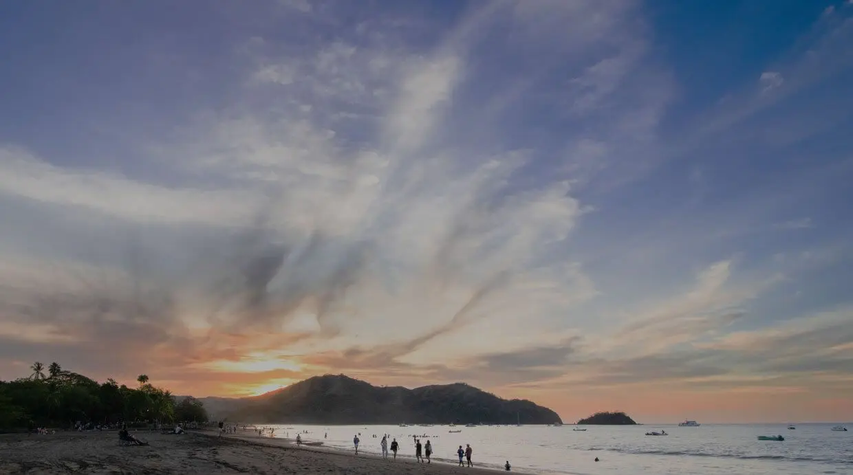 Atardecer en la playa de Costa Rica.