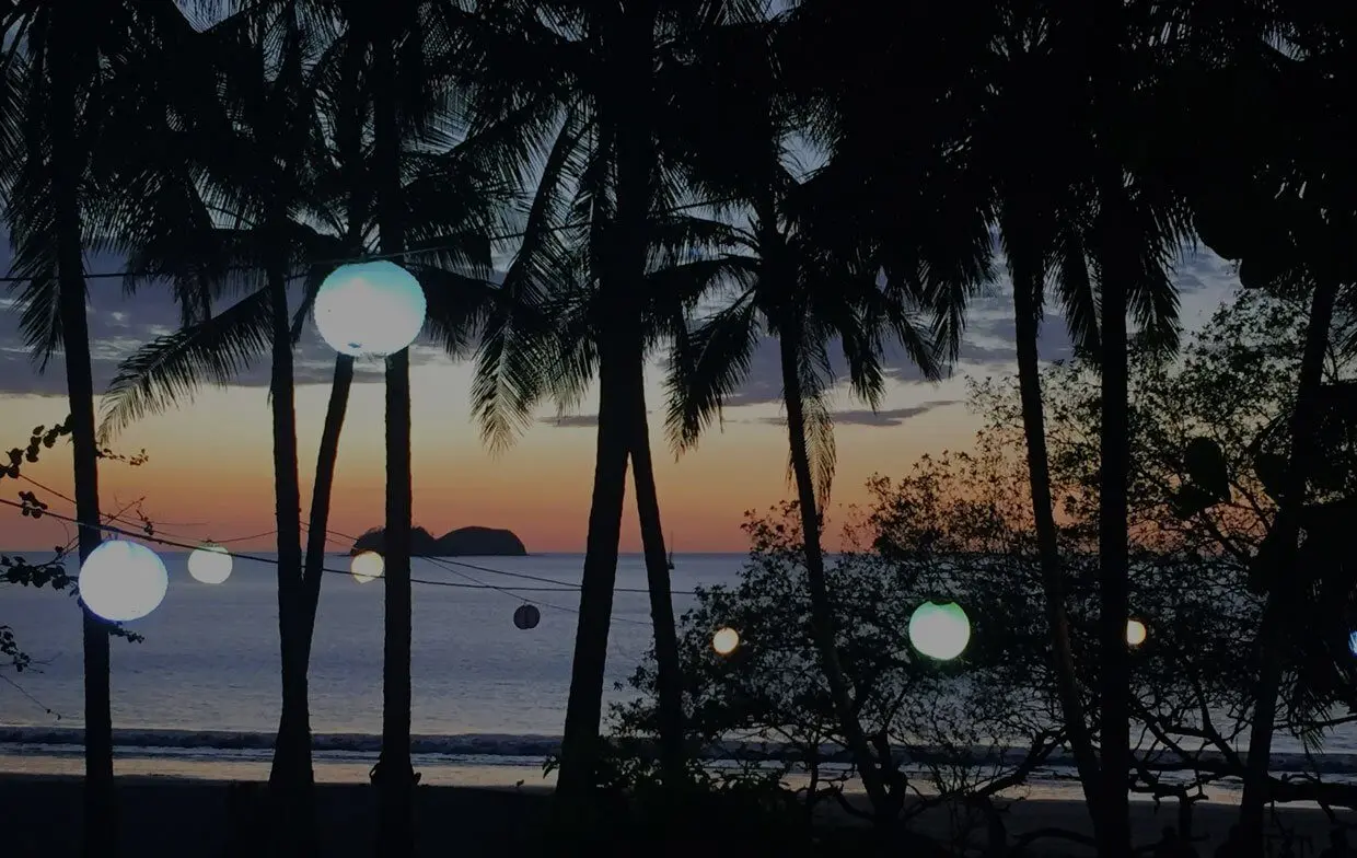 Atardecer en la playa de Costa Rica.